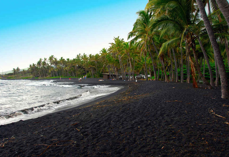 سواحل شن های سیاه پاینو تاهیتی در پولینزی فرانسوی