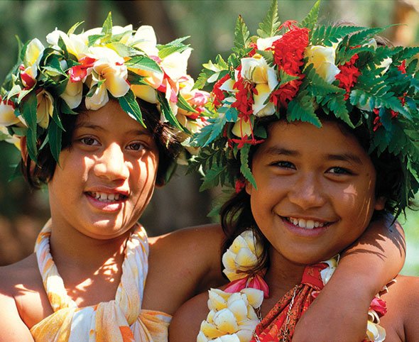 کودکان پولینزیایی با تاج های گل و گردنبند های گل سنتی